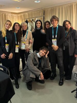 Laura Pausini Instagram - L’Italia Chiamò 🤍
È stato un onore e un’emozione indescrivibile poter cantare l’Inno della nostra Nazione davanti al nostro amato Presidente Mattarella e di fronte al mondo alla cerimonia di apertura dei Giochi Olimpici invernali Milano Cortina 2026.

Insieme al Maestro Andrea Farri in questi ultimi mesi abbiamo pensato e preparato questa versione dell’Inno orchestra e voce che spero vi sia piaciuta ; lo ringrazio per avermi seguita con amore e per avermi aspettata  con pazienza dai miei impegni da montagne russe  e ringrazio tutti i musicisti che mi hanno accompagnata con la loro maestria e arte. 

Ringrazio il mio preziosissimo staff @fabriziacerciello @silvia.pausini @nicoleenina @yourmotherknows @penelopeonweb @eleesantich @danielazeqo @monica_serani Max Gentile @carolileal e la mia famiglia a casa ma sempre presente..come potrei fare senza di voi? 🌶️

E poi Roberta e Silvana Armani, @stellagiannetti, per l’amore vero che ogni volta ricevo nella grande famiglia di @giorgioarmani: 
Francesco, Rocco, Sebastiano, Annalisa e la premiere Malin 🌷 siete veramente professionisti e persone speciali 

Ringrazio inoltre  @giovannimalago 
@charlizeafrica, @ceciliabartoli, @eugenia.bruni, @marcomaccarini, @nicolettamantovani e i nostri corazzieri italiani, dolcissimi con me.

Infine grazie a @marcobalich_bws, il suo preparatissimo staff e tutti coloro che mi hanno permesso di vivere un altro momento indimenticabile della mia carriera ma soprattutto della mia vita.

Questa, davvero, è stata un’esperienza  storica. E l’affetto che ho ricevuto stasera dal pubblico allo stadio e poi dal resto del mondo mi ha sinceramente commossa. 
Grazie. 

Buona Fortuna a tutti gli atleti 
Laura 🤍

Posted by LPSTAFF 
Press Agency @goigest