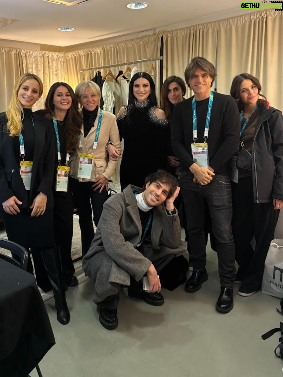 Laura Pausini - 253.9K Likes - L’Italia Chiamò 🤍
È stato un onore e un’emozione indescrivibile poter cantare l’Inno della nostra Nazione davanti al nostro amato Presidente Mattarella e di fronte al mondo alla cerimonia di apertura dei Giochi Olimpici invernali Milano Cortina 2026.

Insieme al Maestro Andrea Farri in questi ultimi mesi abbiamo pensato e preparato questa versione dell’Inno orchestra e voce che spero vi sia piaciuta ; lo ringrazio per avermi seguita con amore e per avermi aspettata  con pazienza dai miei impegni da montagne russe  e ringrazio tutti i musicisti che mi hanno accompagnata con la loro maestria e arte. 

Ringrazio il mio preziosissimo staff @fabriziacerciello @silvia.pausini @nicoleenina @yourmotherknows @penelopeonweb @eleesantich @danielazeqo @monica_serani Max Gentile @carolileal e la mia famiglia a casa ma sempre presente..come potrei fare senza di voi? 🌶️

E poi Roberta e Silvana Armani, @stellagiannetti, per l’amore vero che ogni volta ricevo nella grande famiglia di @giorgioarmani: 
Francesco, Rocco, Sebastiano, Annalisa e la premiere Malin 🌷 siete veramente professionisti e persone speciali 

Ringrazio inoltre  @giovannimalago 
@charlizeafrica, @ceciliabartoli, @eugenia.bruni, @marcomaccarini, @nicolettamantovani e i nostri corazzieri italiani, dolcissimi con me.

Infine grazie a @marcobalich_bws, il suo preparatissimo staff e tutti coloro che mi hanno permesso di vivere un altro momento indimenticabile della mia carriera ma soprattutto della mia vita.

Questa, davvero, è stata un’esperienza  storica. E l’affetto che ho ricevuto stasera dal pubblico allo stadio e poi dal resto del mondo mi ha sinceramente commossa. 
Grazie. 

Buona Fortuna a tutti gli atleti 
Laura 🤍

Posted by LPSTAFF 
Press Agency @goigest
