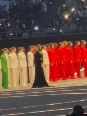 Laura Pausini Instagram - L’Italia Chiamò 🤍
È stato un onore e un’emozione indescrivibile poter cantare l’Inno della nostra Nazione davanti al nostro amato Presidente Mattarella e di fronte al mondo alla cerimonia di apertura dei Giochi Olimpici invernali Milano Cortina 2026.

Insieme al Maestro Andrea Farri in questi ultimi mesi abbiamo pensato e preparato questa versione dell’Inno orchestra e voce che spero vi sia piaciuta ; lo ringrazio per avermi seguita con amore e per avermi aspettata  con pazienza dai miei impegni da montagne russe  e ringrazio tutti i musicisti che mi hanno accompagnata con la loro maestria e arte. 

Ringrazio il mio preziosissimo staff @fabriziacerciello @silvia.pausini @nicoleenina @yourmotherknows @penelopeonweb @eleesantich @danielazeqo @monica_serani Max Gentile @carolileal e la mia famiglia a casa ma sempre presente..come potrei fare senza di voi? 🌶️

E poi Roberta e Silvana Armani, @stellagiannetti, per l’amore vero che ogni volta ricevo nella grande famiglia di @giorgioarmani: 
Francesco, Rocco, Sebastiano, Annalisa e la premiere Malin 🌷 siete veramente professionisti e persone speciali 

Ringrazio inoltre  @giovannimalago 
@charlizeafrica, @ceciliabartoli, @eugenia.bruni, @marcomaccarini, @nicolettamantovani e i nostri corazzieri italiani, dolcissimi con me.

Infine grazie a @marcobalich_bws, il suo preparatissimo staff e tutti coloro che mi hanno permesso di vivere un altro momento indimenticabile della mia carriera ma soprattutto della mia vita.

Questa, davvero, è stata un’esperienza  storica. E l’affetto che ho ricevuto stasera dal pubblico allo stadio e poi dal resto del mondo mi ha sinceramente commossa. 
Grazie. 

Buona Fortuna a tutti gli atleti 
Laura 🤍

Posted by LPSTAFF 
Press Agency @goigest