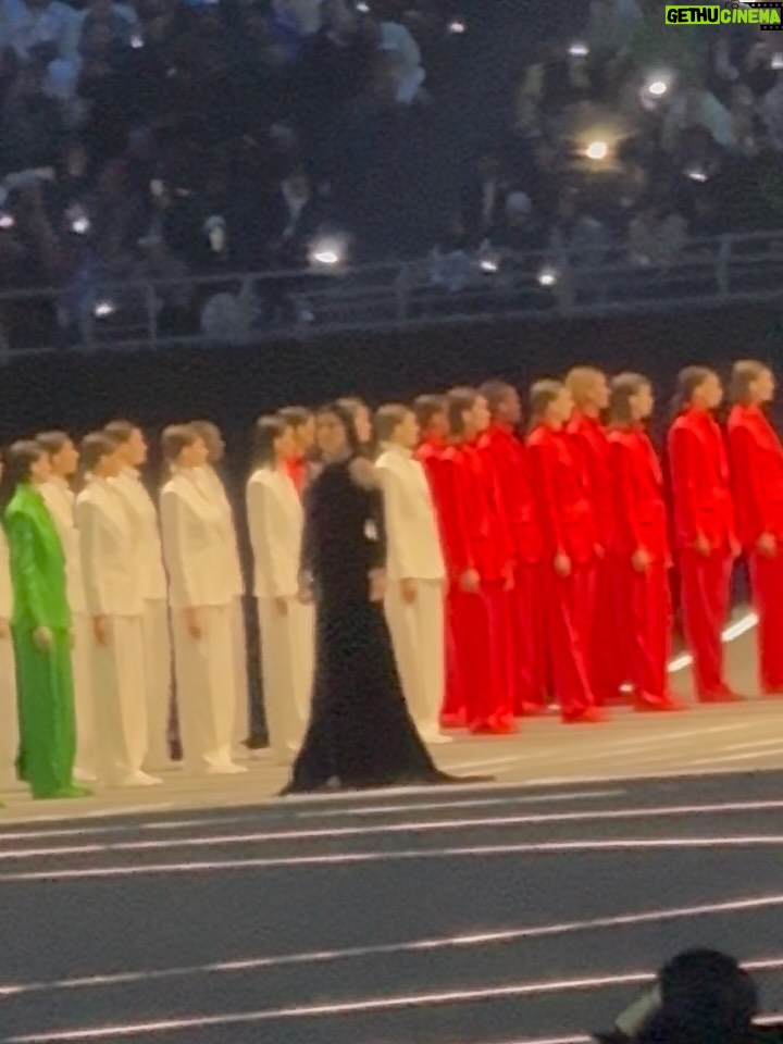 Laura Pausini - 253.9K Likes - L’Italia Chiamò 🤍
È stato un onore e un’emozione indescrivibile poter cantare l’Inno della nostra Nazione davanti al nostro amato Presidente Mattarella e di fronte al mondo alla cerimonia di apertura dei Giochi Olimpici invernali Milano Cortina 2026.

Insieme al Maestro Andrea Farri in questi ultimi mesi abbiamo pensato e preparato questa versione dell’Inno orchestra e voce che spero vi sia piaciuta ; lo ringrazio per avermi seguita con amore e per avermi aspettata  con pazienza dai miei impegni da montagne russe  e ringrazio tutti i musicisti che mi hanno accompagnata con la loro maestria e arte. 

Ringrazio il mio preziosissimo staff @fabriziacerciello @silvia.pausini @nicoleenina @yourmotherknows @penelopeonweb @eleesantich @danielazeqo @monica_serani Max Gentile @carolileal e la mia famiglia a casa ma sempre presente..come potrei fare senza di voi? 🌶️

E poi Roberta e Silvana Armani, @stellagiannetti, per l’amore vero che ogni volta ricevo nella grande famiglia di @giorgioarmani: 
Francesco, Rocco, Sebastiano, Annalisa e la premiere Malin 🌷 siete veramente professionisti e persone speciali 

Ringrazio inoltre  @giovannimalago 
@charlizeafrica, @ceciliabartoli, @eugenia.bruni, @marcomaccarini, @nicolettamantovani e i nostri corazzieri italiani, dolcissimi con me.

Infine grazie a @marcobalich_bws, il suo preparatissimo staff e tutti coloro che mi hanno permesso di vivere un altro momento indimenticabile della mia carriera ma soprattutto della mia vita.

Questa, davvero, è stata un’esperienza  storica. E l’affetto che ho ricevuto stasera dal pubblico allo stadio e poi dal resto del mondo mi ha sinceramente commossa. 
Grazie. 

Buona Fortuna a tutti gli atleti 
Laura 🤍

Posted by LPSTAFF 
Press Agency @goigest
