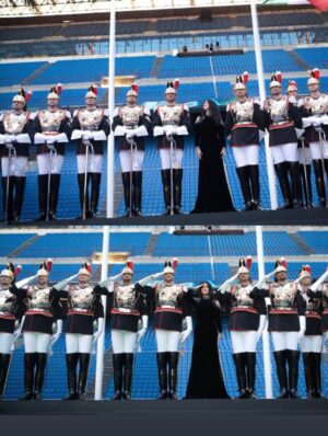 Laura Pausini Instagram - L’Italia Chiamò 🤍
È stato un onore e un’emozione indescrivibile poter cantare l’Inno della nostra Nazione davanti al nostro amato Presidente Mattarella e di fronte al mondo alla cerimonia di apertura dei Giochi Olimpici invernali Milano Cortina 2026.

Insieme al Maestro Andrea Farri in questi ultimi mesi abbiamo pensato e preparato questa versione dell’Inno orchestra e voce che spero vi sia piaciuta ; lo ringrazio per avermi seguita con amore e per avermi aspettata  con pazienza dai miei impegni da montagne russe  e ringrazio tutti i musicisti che mi hanno accompagnata con la loro maestria e arte. 

Ringrazio il mio preziosissimo staff @fabriziacerciello @silvia.pausini @nicoleenina @yourmotherknows @penelopeonweb @eleesantich @danielazeqo @monica_serani Max Gentile @carolileal e la mia famiglia a casa ma sempre presente..come potrei fare senza di voi? 🌶️

E poi Roberta e Silvana Armani, @stellagiannetti, per l’amore vero che ogni volta ricevo nella grande famiglia di @giorgioarmani: 
Francesco, Rocco, Sebastiano, Annalisa e la premiere Malin 🌷 siete veramente professionisti e persone speciali 

Ringrazio inoltre  @giovannimalago 
@charlizeafrica, @ceciliabartoli, @eugenia.bruni, @marcomaccarini, @nicolettamantovani e i nostri corazzieri italiani, dolcissimi con me.

Infine grazie a @marcobalich_bws, il suo preparatissimo staff e tutti coloro che mi hanno permesso di vivere un altro momento indimenticabile della mia carriera ma soprattutto della mia vita.

Questa, davvero, è stata un’esperienza  storica. E l’affetto che ho ricevuto stasera dal pubblico allo stadio e poi dal resto del mondo mi ha sinceramente commossa. 
Grazie. 

Buona Fortuna a tutti gli atleti 
Laura 🤍

Posted by LPSTAFF 
Press Agency @goigest