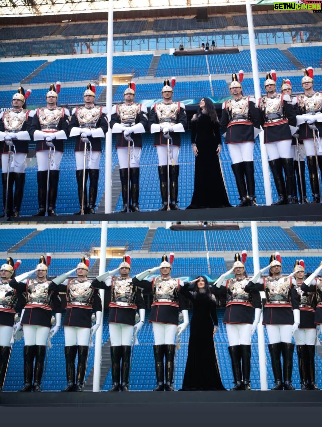 Laura Pausini - 253.9K Likes - L’Italia Chiamò 🤍
È stato un onore e un’emozione indescrivibile poter cantare l’Inno della nostra Nazione davanti al nostro amato Presidente Mattarella e di fronte al mondo alla cerimonia di apertura dei Giochi Olimpici invernali Milano Cortina 2026.

Insieme al Maestro Andrea Farri in questi ultimi mesi abbiamo pensato e preparato questa versione dell’Inno orchestra e voce che spero vi sia piaciuta ; lo ringrazio per avermi seguita con amore e per avermi aspettata  con pazienza dai miei impegni da montagne russe  e ringrazio tutti i musicisti che mi hanno accompagnata con la loro maestria e arte. 

Ringrazio il mio preziosissimo staff @fabriziacerciello @silvia.pausini @nicoleenina @yourmotherknows @penelopeonweb @eleesantich @danielazeqo @monica_serani Max Gentile @carolileal e la mia famiglia a casa ma sempre presente..come potrei fare senza di voi? 🌶️

E poi Roberta e Silvana Armani, @stellagiannetti, per l’amore vero che ogni volta ricevo nella grande famiglia di @giorgioarmani: 
Francesco, Rocco, Sebastiano, Annalisa e la premiere Malin 🌷 siete veramente professionisti e persone speciali 

Ringrazio inoltre  @giovannimalago 
@charlizeafrica, @ceciliabartoli, @eugenia.bruni, @marcomaccarini, @nicolettamantovani e i nostri corazzieri italiani, dolcissimi con me.

Infine grazie a @marcobalich_bws, il suo preparatissimo staff e tutti coloro che mi hanno permesso di vivere un altro momento indimenticabile della mia carriera ma soprattutto della mia vita.

Questa, davvero, è stata un’esperienza  storica. E l’affetto che ho ricevuto stasera dal pubblico allo stadio e poi dal resto del mondo mi ha sinceramente commossa. 
Grazie. 

Buona Fortuna a tutti gli atleti 
Laura 🤍

Posted by LPSTAFF 
Press Agency @goigest