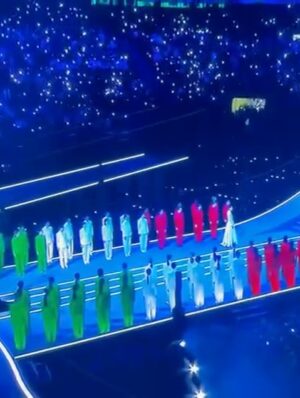 Laura Pausini Instagram - L’Italia Chiamò 🤍
È stato un onore e un’emozione indescrivibile poter cantare l’Inno della nostra Nazione davanti al nostro amato Presidente Mattarella e di fronte al mondo alla cerimonia di apertura dei Giochi Olimpici invernali Milano Cortina 2026.

Insieme al Maestro Andrea Farri in questi ultimi mesi abbiamo pensato e preparato questa versione dell’Inno orchestra e voce che spero vi sia piaciuta ; lo ringrazio per avermi seguita con amore e per avermi aspettata  con pazienza dai miei impegni da montagne russe  e ringrazio tutti i musicisti che mi hanno accompagnata con la loro maestria e arte. 

Ringrazio il mio preziosissimo staff @fabriziacerciello @silvia.pausini @nicoleenina @yourmotherknows @penelopeonweb @eleesantich @danielazeqo @monica_serani Max Gentile @carolileal e la mia famiglia a casa ma sempre presente..come potrei fare senza di voi? 🌶️

E poi Roberta e Silvana Armani, @stellagiannetti, per l’amore vero che ogni volta ricevo nella grande famiglia di @giorgioarmani: 
Francesco, Rocco, Sebastiano, Annalisa e la premiere Malin 🌷 siete veramente professionisti e persone speciali 

Ringrazio inoltre  @giovannimalago 
@charlizeafrica, @ceciliabartoli, @eugenia.bruni, @marcomaccarini, @nicolettamantovani e i nostri corazzieri italiani, dolcissimi con me.

Infine grazie a @marcobalich_bws, il suo preparatissimo staff e tutti coloro che mi hanno permesso di vivere un altro momento indimenticabile della mia carriera ma soprattutto della mia vita.

Questa, davvero, è stata un’esperienza  storica. E l’affetto che ho ricevuto stasera dal pubblico allo stadio e poi dal resto del mondo mi ha sinceramente commossa. 
Grazie. 

Buona Fortuna a tutti gli atleti 
Laura 🤍

Posted by LPSTAFF 
Press Agency @goigest