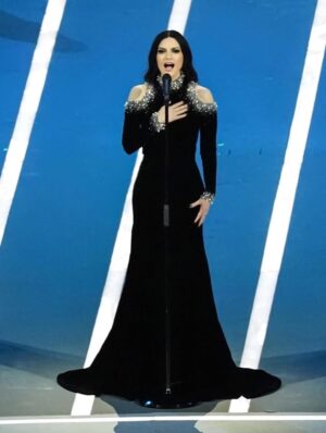 Laura Pausini Instagram - L’Italia Chiamò 🤍
È stato un onore e un’emozione indescrivibile poter cantare l’Inno della nostra Nazione davanti al nostro amato Presidente Mattarella e di fronte al mondo alla cerimonia di apertura dei Giochi Olimpici invernali Milano Cortina 2026.

Insieme al Maestro Andrea Farri in questi ultimi mesi abbiamo pensato e preparato questa versione dell’Inno orchestra e voce che spero vi sia piaciuta ; lo ringrazio per avermi seguita con amore e per avermi aspettata  con pazienza dai miei impegni da montagne russe  e ringrazio tutti i musicisti che mi hanno accompagnata con la loro maestria e arte. 

Ringrazio il mio preziosissimo staff @fabriziacerciello @silvia.pausini @nicoleenina @yourmotherknows @penelopeonweb @eleesantich @danielazeqo @monica_serani Max Gentile @carolileal e la mia famiglia a casa ma sempre presente..come potrei fare senza di voi? 🌶️

E poi Roberta e Silvana Armani, @stellagiannetti, per l’amore vero che ogni volta ricevo nella grande famiglia di @giorgioarmani: 
Francesco, Rocco, Sebastiano, Annalisa e la premiere Malin 🌷 siete veramente professionisti e persone speciali 

Ringrazio inoltre  @giovannimalago 
@charlizeafrica, @ceciliabartoli, @eugenia.bruni, @marcomaccarini, @nicolettamantovani e i nostri corazzieri italiani, dolcissimi con me.

Infine grazie a @marcobalich_bws, il suo preparatissimo staff e tutti coloro che mi hanno permesso di vivere un altro momento indimenticabile della mia carriera ma soprattutto della mia vita.

Questa, davvero, è stata un’esperienza  storica. E l’affetto che ho ricevuto stasera dal pubblico allo stadio e poi dal resto del mondo mi ha sinceramente commossa. 
Grazie. 

Buona Fortuna a tutti gli atleti 
Laura 🤍

Posted by LPSTAFF 
Press Agency @goigest