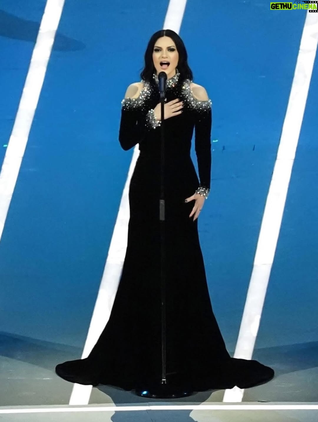 Laura Pausini - 253.9K Likes - L’Italia Chiamò 🤍
È stato un onore e un’emozione indescrivibile poter cantare l’Inno della nostra Nazione davanti al nostro amato Presidente Mattarella e di fronte al mondo alla cerimonia di apertura dei Giochi Olimpici invernali Milano Cortina 2026.

Insieme al Maestro Andrea Farri in questi ultimi mesi abbiamo pensato e preparato questa versione dell’Inno orchestra e voce che spero vi sia piaciuta ; lo ringrazio per avermi seguita con amore e per avermi aspettata  con pazienza dai miei impegni da montagne russe  e ringrazio tutti i musicisti che mi hanno accompagnata con la loro maestria e arte. 

Ringrazio il mio preziosissimo staff @fabriziacerciello @silvia.pausini @nicoleenina @yourmotherknows @penelopeonweb @eleesantich @danielazeqo @monica_serani Max Gentile @carolileal e la mia famiglia a casa ma sempre presente..come potrei fare senza di voi? 🌶️

E poi Roberta e Silvana Armani, @stellagiannetti, per l’amore vero che ogni volta ricevo nella grande famiglia di @giorgioarmani: 
Francesco, Rocco, Sebastiano, Annalisa e la premiere Malin 🌷 siete veramente professionisti e persone speciali 

Ringrazio inoltre  @giovannimalago 
@charlizeafrica, @ceciliabartoli, @eugenia.bruni, @marcomaccarini, @nicolettamantovani e i nostri corazzieri italiani, dolcissimi con me.

Infine grazie a @marcobalich_bws, il suo preparatissimo staff e tutti coloro che mi hanno permesso di vivere un altro momento indimenticabile della mia carriera ma soprattutto della mia vita.

Questa, davvero, è stata un’esperienza  storica. E l’affetto che ho ricevuto stasera dal pubblico allo stadio e poi dal resto del mondo mi ha sinceramente commossa. 
Grazie. 

Buona Fortuna a tutti gli atleti 
Laura 🤍

Posted by LPSTAFF 
Press Agency @goigest
