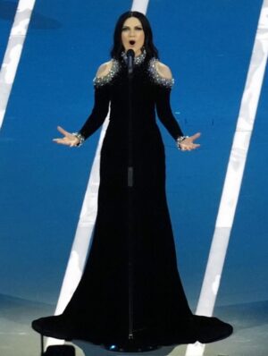 Laura Pausini Instagram - L’Italia Chiamò 🤍
È stato un onore e un’emozione indescrivibile poter cantare l’Inno della nostra Nazione davanti al nostro amato Presidente Mattarella e di fronte al mondo alla cerimonia di apertura dei Giochi Olimpici invernali Milano Cortina 2026.

Insieme al Maestro Andrea Farri in questi ultimi mesi abbiamo pensato e preparato questa versione dell’Inno orchestra e voce che spero vi sia piaciuta ; lo ringrazio per avermi seguita con amore e per avermi aspettata  con pazienza dai miei impegni da montagne russe  e ringrazio tutti i musicisti che mi hanno accompagnata con la loro maestria e arte. 

Ringrazio il mio preziosissimo staff @fabriziacerciello @silvia.pausini @nicoleenina @yourmotherknows @penelopeonweb @eleesantich @danielazeqo @monica_serani Max Gentile @carolileal e la mia famiglia a casa ma sempre presente..come potrei fare senza di voi? 🌶️

E poi Roberta e Silvana Armani, @stellagiannetti, per l’amore vero che ogni volta ricevo nella grande famiglia di @giorgioarmani: 
Francesco, Rocco, Sebastiano, Annalisa e la premiere Malin 🌷 siete veramente professionisti e persone speciali 

Ringrazio inoltre  @giovannimalago 
@charlizeafrica, @ceciliabartoli, @eugenia.bruni, @marcomaccarini, @nicolettamantovani e i nostri corazzieri italiani, dolcissimi con me.

Infine grazie a @marcobalich_bws, il suo preparatissimo staff e tutti coloro che mi hanno permesso di vivere un altro momento indimenticabile della mia carriera ma soprattutto della mia vita.

Questa, davvero, è stata un’esperienza  storica. E l’affetto che ho ricevuto stasera dal pubblico allo stadio e poi dal resto del mondo mi ha sinceramente commossa. 
Grazie. 

Buona Fortuna a tutti gli atleti 
Laura 🤍

Posted by LPSTAFF 
Press Agency @goigest