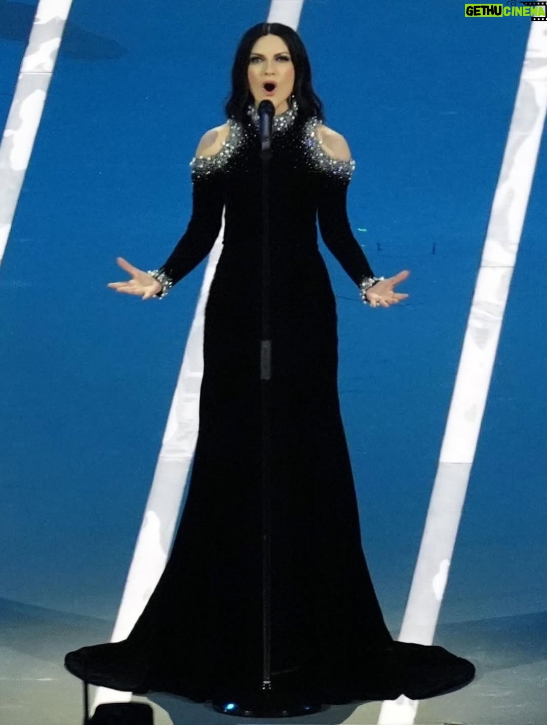 Laura Pausini - 253.9K Likes - L’Italia Chiamò 🤍
È stato un onore e un’emozione indescrivibile poter cantare l’Inno della nostra Nazione davanti al nostro amato Presidente Mattarella e di fronte al mondo alla cerimonia di apertura dei Giochi Olimpici invernali Milano Cortina 2026.

Insieme al Maestro Andrea Farri in questi ultimi mesi abbiamo pensato e preparato questa versione dell’Inno orchestra e voce che spero vi sia piaciuta ; lo ringrazio per avermi seguita con amore e per avermi aspettata  con pazienza dai miei impegni da montagne russe  e ringrazio tutti i musicisti che mi hanno accompagnata con la loro maestria e arte. 

Ringrazio il mio preziosissimo staff @fabriziacerciello @silvia.pausini @nicoleenina @yourmotherknows @penelopeonweb @eleesantich @danielazeqo @monica_serani Max Gentile @carolileal e la mia famiglia a casa ma sempre presente..come potrei fare senza di voi? 🌶️

E poi Roberta e Silvana Armani, @stellagiannetti, per l’amore vero che ogni volta ricevo nella grande famiglia di @giorgioarmani: 
Francesco, Rocco, Sebastiano, Annalisa e la premiere Malin 🌷 siete veramente professionisti e persone speciali 

Ringrazio inoltre  @giovannimalago 
@charlizeafrica, @ceciliabartoli, @eugenia.bruni, @marcomaccarini, @nicolettamantovani e i nostri corazzieri italiani, dolcissimi con me.

Infine grazie a @marcobalich_bws, il suo preparatissimo staff e tutti coloro che mi hanno permesso di vivere un altro momento indimenticabile della mia carriera ma soprattutto della mia vita.

Questa, davvero, è stata un’esperienza  storica. E l’affetto che ho ricevuto stasera dal pubblico allo stadio e poi dal resto del mondo mi ha sinceramente commossa. 
Grazie. 

Buona Fortuna a tutti gli atleti 
Laura 🤍

Posted by LPSTAFF 
Press Agency @goigest