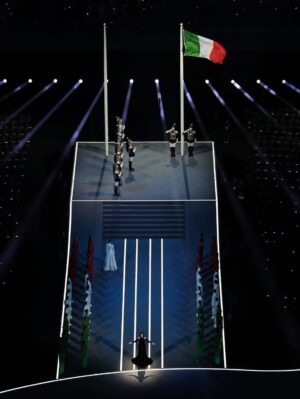 Laura Pausini Instagram - L’Italia Chiamò 🤍
È stato un onore e un’emozione indescrivibile poter cantare l’Inno della nostra Nazione davanti al nostro amato Presidente Mattarella e di fronte al mondo alla cerimonia di apertura dei Giochi Olimpici invernali Milano Cortina 2026.

Insieme al Maestro Andrea Farri in questi ultimi mesi abbiamo pensato e preparato questa versione dell’Inno orchestra e voce che spero vi sia piaciuta ; lo ringrazio per avermi seguita con amore e per avermi aspettata  con pazienza dai miei impegni da montagne russe  e ringrazio tutti i musicisti che mi hanno accompagnata con la loro maestria e arte. 

Ringrazio il mio preziosissimo staff @fabriziacerciello @silvia.pausini @nicoleenina @yourmotherknows @penelopeonweb @eleesantich @danielazeqo @monica_serani Max Gentile @carolileal e la mia famiglia a casa ma sempre presente..come potrei fare senza di voi? 🌶️

E poi Roberta e Silvana Armani, @stellagiannetti, per l’amore vero che ogni volta ricevo nella grande famiglia di @giorgioarmani: 
Francesco, Rocco, Sebastiano, Annalisa e la premiere Malin 🌷 siete veramente professionisti e persone speciali 

Ringrazio inoltre  @giovannimalago 
@charlizeafrica, @ceciliabartoli, @eugenia.bruni, @marcomaccarini, @nicolettamantovani e i nostri corazzieri italiani, dolcissimi con me.

Infine grazie a @marcobalich_bws, il suo preparatissimo staff e tutti coloro che mi hanno permesso di vivere un altro momento indimenticabile della mia carriera ma soprattutto della mia vita.

Questa, davvero, è stata un’esperienza  storica. E l’affetto che ho ricevuto stasera dal pubblico allo stadio e poi dal resto del mondo mi ha sinceramente commossa. 
Grazie. 

Buona Fortuna a tutti gli atleti 
Laura 🤍

Posted by LPSTAFF 
Press Agency @goigest