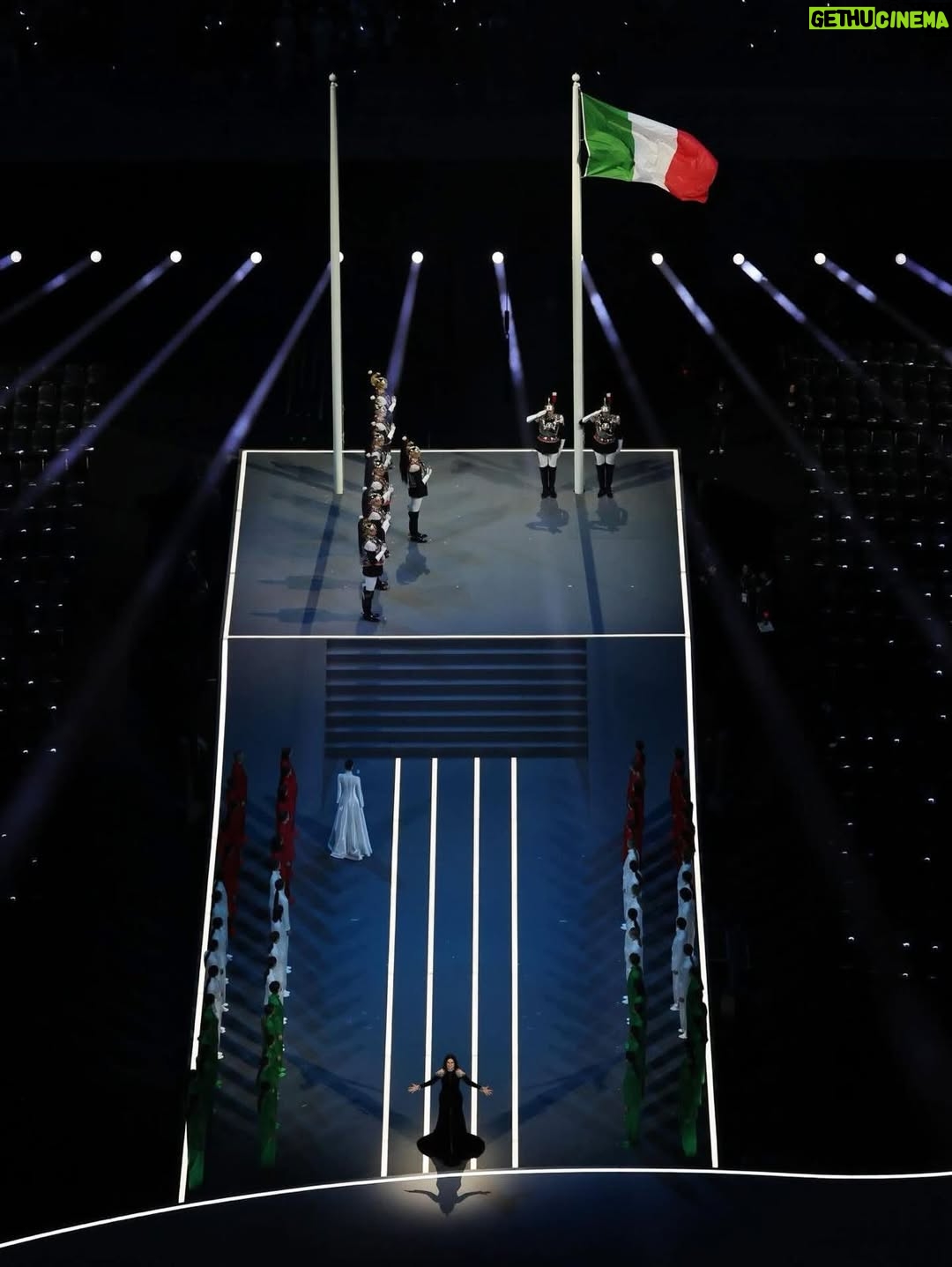 Laura Pausini - 253.9K Likes - L’Italia Chiamò 🤍
È stato un onore e un’emozione indescrivibile poter cantare l’Inno della nostra Nazione davanti al nostro amato Presidente Mattarella e di fronte al mondo alla cerimonia di apertura dei Giochi Olimpici invernali Milano Cortina 2026.

Insieme al Maestro Andrea Farri in questi ultimi mesi abbiamo pensato e preparato questa versione dell’Inno orchestra e voce che spero vi sia piaciuta ; lo ringrazio per avermi seguita con amore e per avermi aspettata  con pazienza dai miei impegni da montagne russe  e ringrazio tutti i musicisti che mi hanno accompagnata con la loro maestria e arte. 

Ringrazio il mio preziosissimo staff @fabriziacerciello @silvia.pausini @nicoleenina @yourmotherknows @penelopeonweb @eleesantich @danielazeqo @monica_serani Max Gentile @carolileal e la mia famiglia a casa ma sempre presente..come potrei fare senza di voi? 🌶️

E poi Roberta e Silvana Armani, @stellagiannetti, per l’amore vero che ogni volta ricevo nella grande famiglia di @giorgioarmani: 
Francesco, Rocco, Sebastiano, Annalisa e la premiere Malin 🌷 siete veramente professionisti e persone speciali 

Ringrazio inoltre  @giovannimalago 
@charlizeafrica, @ceciliabartoli, @eugenia.bruni, @marcomaccarini, @nicolettamantovani e i nostri corazzieri italiani, dolcissimi con me.

Infine grazie a @marcobalich_bws, il suo preparatissimo staff e tutti coloro che mi hanno permesso di vivere un altro momento indimenticabile della mia carriera ma soprattutto della mia vita.

Questa, davvero, è stata un’esperienza  storica. E l’affetto che ho ricevuto stasera dal pubblico allo stadio e poi dal resto del mondo mi ha sinceramente commossa. 
Grazie. 

Buona Fortuna a tutti gli atleti 
Laura 🤍

Posted by LPSTAFF 
Press Agency @goigest