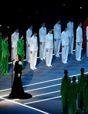 Laura Pausini Instagram - L’Italia Chiamò 🤍
È stato un onore e un’emozione indescrivibile poter cantare l’Inno della nostra Nazione davanti al nostro amato Presidente Mattarella e di fronte al mondo alla cerimonia di apertura dei Giochi Olimpici invernali Milano Cortina 2026.

Insieme al Maestro Andrea Farri in questi ultimi mesi abbiamo pensato e preparato questa versione dell’Inno orchestra e voce che spero vi sia piaciuta ; lo ringrazio per avermi seguita con amore e per avermi aspettata  con pazienza dai miei impegni da montagne russe  e ringrazio tutti i musicisti che mi hanno accompagnata con la loro maestria e arte. 

Ringrazio il mio preziosissimo staff @fabriziacerciello @silvia.pausini @nicoleenina @yourmotherknows @penelopeonweb @eleesantich @danielazeqo @monica_serani Max Gentile @carolileal e la mia famiglia a casa ma sempre presente..come potrei fare senza di voi? 🌶️

E poi Roberta e Silvana Armani, @stellagiannetti, per l’amore vero che ogni volta ricevo nella grande famiglia di @giorgioarmani: 
Francesco, Rocco, Sebastiano, Annalisa e la premiere Malin 🌷 siete veramente professionisti e persone speciali 

Ringrazio inoltre  @giovannimalago 
@charlizeafrica, @ceciliabartoli, @eugenia.bruni, @marcomaccarini, @nicolettamantovani e i nostri corazzieri italiani, dolcissimi con me.

Infine grazie a @marcobalich_bws, il suo preparatissimo staff e tutti coloro che mi hanno permesso di vivere un altro momento indimenticabile della mia carriera ma soprattutto della mia vita.

Questa, davvero, è stata un’esperienza  storica. E l’affetto che ho ricevuto stasera dal pubblico allo stadio e poi dal resto del mondo mi ha sinceramente commossa. 
Grazie. 

Buona Fortuna a tutti gli atleti 
Laura 🤍

Posted by LPSTAFF 
Press Agency @goigest