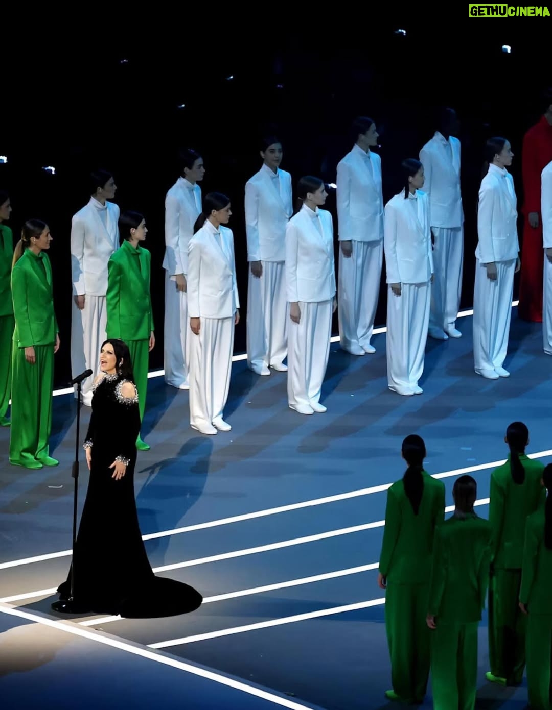Laura Pausini - 253.9K Likes - L’Italia Chiamò 🤍
È stato un onore e un’emozione indescrivibile poter cantare l’Inno della nostra Nazione davanti al nostro amato Presidente Mattarella e di fronte al mondo alla cerimonia di apertura dei Giochi Olimpici invernali Milano Cortina 2026.

Insieme al Maestro Andrea Farri in questi ultimi mesi abbiamo pensato e preparato questa versione dell’Inno orchestra e voce che spero vi sia piaciuta ; lo ringrazio per avermi seguita con amore e per avermi aspettata  con pazienza dai miei impegni da montagne russe  e ringrazio tutti i musicisti che mi hanno accompagnata con la loro maestria e arte. 

Ringrazio il mio preziosissimo staff @fabriziacerciello @silvia.pausini @nicoleenina @yourmotherknows @penelopeonweb @eleesantich @danielazeqo @monica_serani Max Gentile @carolileal e la mia famiglia a casa ma sempre presente..come potrei fare senza di voi? 🌶️

E poi Roberta e Silvana Armani, @stellagiannetti, per l’amore vero che ogni volta ricevo nella grande famiglia di @giorgioarmani: 
Francesco, Rocco, Sebastiano, Annalisa e la premiere Malin 🌷 siete veramente professionisti e persone speciali 

Ringrazio inoltre  @giovannimalago 
@charlizeafrica, @ceciliabartoli, @eugenia.bruni, @marcomaccarini, @nicolettamantovani e i nostri corazzieri italiani, dolcissimi con me.

Infine grazie a @marcobalich_bws, il suo preparatissimo staff e tutti coloro che mi hanno permesso di vivere un altro momento indimenticabile della mia carriera ma soprattutto della mia vita.

Questa, davvero, è stata un’esperienza  storica. E l’affetto che ho ricevuto stasera dal pubblico allo stadio e poi dal resto del mondo mi ha sinceramente commossa. 
Grazie. 

Buona Fortuna a tutti gli atleti 
Laura 🤍

Posted by LPSTAFF 
Press Agency @goigest