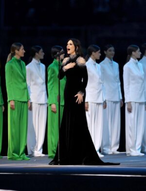 Laura Pausini Instagram - L’Italia Chiamò 🤍
È stato un onore e un’emozione indescrivibile poter cantare l’Inno della nostra Nazione davanti al nostro amato Presidente Mattarella e di fronte al mondo alla cerimonia di apertura dei Giochi Olimpici invernali Milano Cortina 2026.

Insieme al Maestro Andrea Farri in questi ultimi mesi abbiamo pensato e preparato questa versione dell’Inno orchestra e voce che spero vi sia piaciuta ; lo ringrazio per avermi seguita con amore e per avermi aspettata  con pazienza dai miei impegni da montagne russe  e ringrazio tutti i musicisti che mi hanno accompagnata con la loro maestria e arte. 

Ringrazio il mio preziosissimo staff @fabriziacerciello @silvia.pausini @nicoleenina @yourmotherknows @penelopeonweb @eleesantich @danielazeqo @monica_serani Max Gentile @carolileal e la mia famiglia a casa ma sempre presente..come potrei fare senza di voi? 🌶️

E poi Roberta e Silvana Armani, @stellagiannetti, per l’amore vero che ogni volta ricevo nella grande famiglia di @giorgioarmani: 
Francesco, Rocco, Sebastiano, Annalisa e la premiere Malin 🌷 siete veramente professionisti e persone speciali 

Ringrazio inoltre  @giovannimalago 
@charlizeafrica, @ceciliabartoli, @eugenia.bruni, @marcomaccarini, @nicolettamantovani e i nostri corazzieri italiani, dolcissimi con me.

Infine grazie a @marcobalich_bws, il suo preparatissimo staff e tutti coloro che mi hanno permesso di vivere un altro momento indimenticabile della mia carriera ma soprattutto della mia vita.

Questa, davvero, è stata un’esperienza  storica. E l’affetto che ho ricevuto stasera dal pubblico allo stadio e poi dal resto del mondo mi ha sinceramente commossa. 
Grazie. 

Buona Fortuna a tutti gli atleti 
Laura 🤍

Posted by LPSTAFF 
Press Agency @goigest