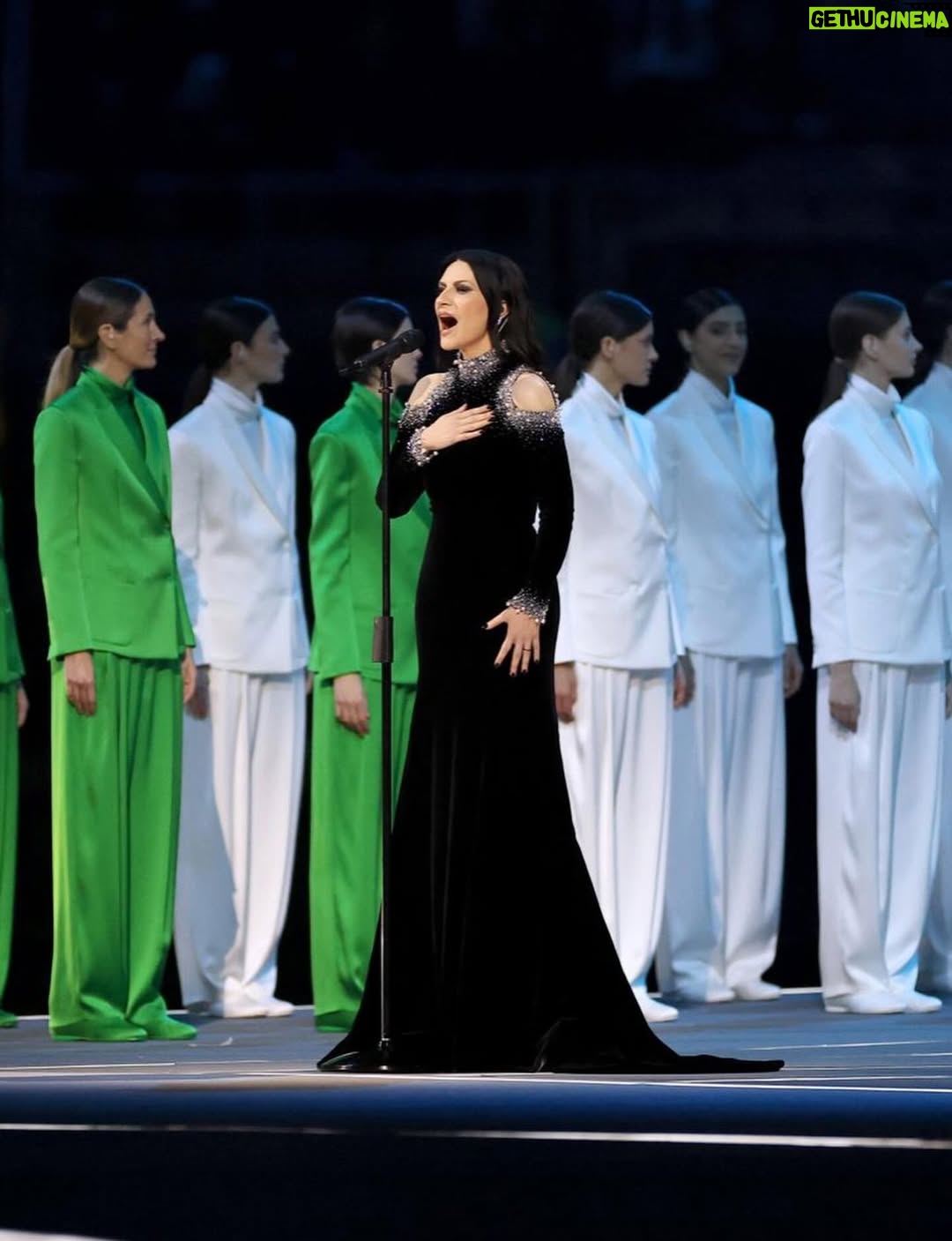 Laura Pausini - 253.9K Likes - L’Italia Chiamò 🤍
È stato un onore e un’emozione indescrivibile poter cantare l’Inno della nostra Nazione davanti al nostro amato Presidente Mattarella e di fronte al mondo alla cerimonia di apertura dei Giochi Olimpici invernali Milano Cortina 2026.

Insieme al Maestro Andrea Farri in questi ultimi mesi abbiamo pensato e preparato questa versione dell’Inno orchestra e voce che spero vi sia piaciuta ; lo ringrazio per avermi seguita con amore e per avermi aspettata  con pazienza dai miei impegni da montagne russe  e ringrazio tutti i musicisti che mi hanno accompagnata con la loro maestria e arte. 

Ringrazio il mio preziosissimo staff @fabriziacerciello @silvia.pausini @nicoleenina @yourmotherknows @penelopeonweb @eleesantich @danielazeqo @monica_serani Max Gentile @carolileal e la mia famiglia a casa ma sempre presente..come potrei fare senza di voi? 🌶️

E poi Roberta e Silvana Armani, @stellagiannetti, per l’amore vero che ogni volta ricevo nella grande famiglia di @giorgioarmani: 
Francesco, Rocco, Sebastiano, Annalisa e la premiere Malin 🌷 siete veramente professionisti e persone speciali 

Ringrazio inoltre  @giovannimalago 
@charlizeafrica, @ceciliabartoli, @eugenia.bruni, @marcomaccarini, @nicolettamantovani e i nostri corazzieri italiani, dolcissimi con me.

Infine grazie a @marcobalich_bws, il suo preparatissimo staff e tutti coloro che mi hanno permesso di vivere un altro momento indimenticabile della mia carriera ma soprattutto della mia vita.

Questa, davvero, è stata un’esperienza  storica. E l’affetto che ho ricevuto stasera dal pubblico allo stadio e poi dal resto del mondo mi ha sinceramente commossa. 
Grazie. 

Buona Fortuna a tutti gli atleti 
Laura 🤍

Posted by LPSTAFF 
Press Agency @goigest