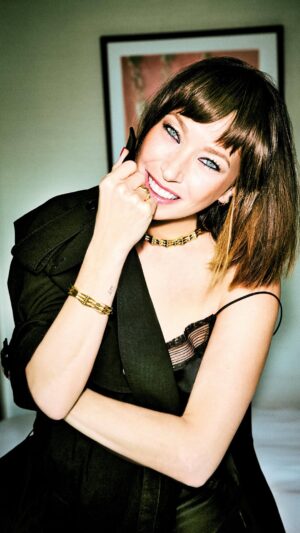 Laura Smet Instagram - LAURA SMET FAIT LA COUVERTURE DE GALA
Petite, fan de mode et de top models, @laura_smet_ collectionnait les photos de défilés qu’elle rangeait méticuleusement dans des classeurs. Aujourd’hui elle réalise un rêve d’enfant : prendre la pose devant l’objectif de la célèbre photographe @ellenvonunwerth. 
—

Interview : @norasahli
Photos : @ellenvonunwerth 
Stylisme : @malikaslimani1
Make up : @lisalegrand_makeup 
Coiffure : @madamebrosse
Manucure : @gwenn_navarro
Manager Ellen Von Unwerth studio : @filipinee
1er assistant photo : @mozart_vonwelten 
2ème assistant photo : @valentinodji
Opérateur digital et post production : @therealovidiuoltean
Assistants styliste : @vaninalazard et @elliot_duk
Vidéo : @juliettefgt
Photos réalisées grâce à l’aimable collaboration du Bulgari Hôtel Paris @bvlgarihotelparis

#laurasmet #bulgari #ellenvonunwerth #shooting
