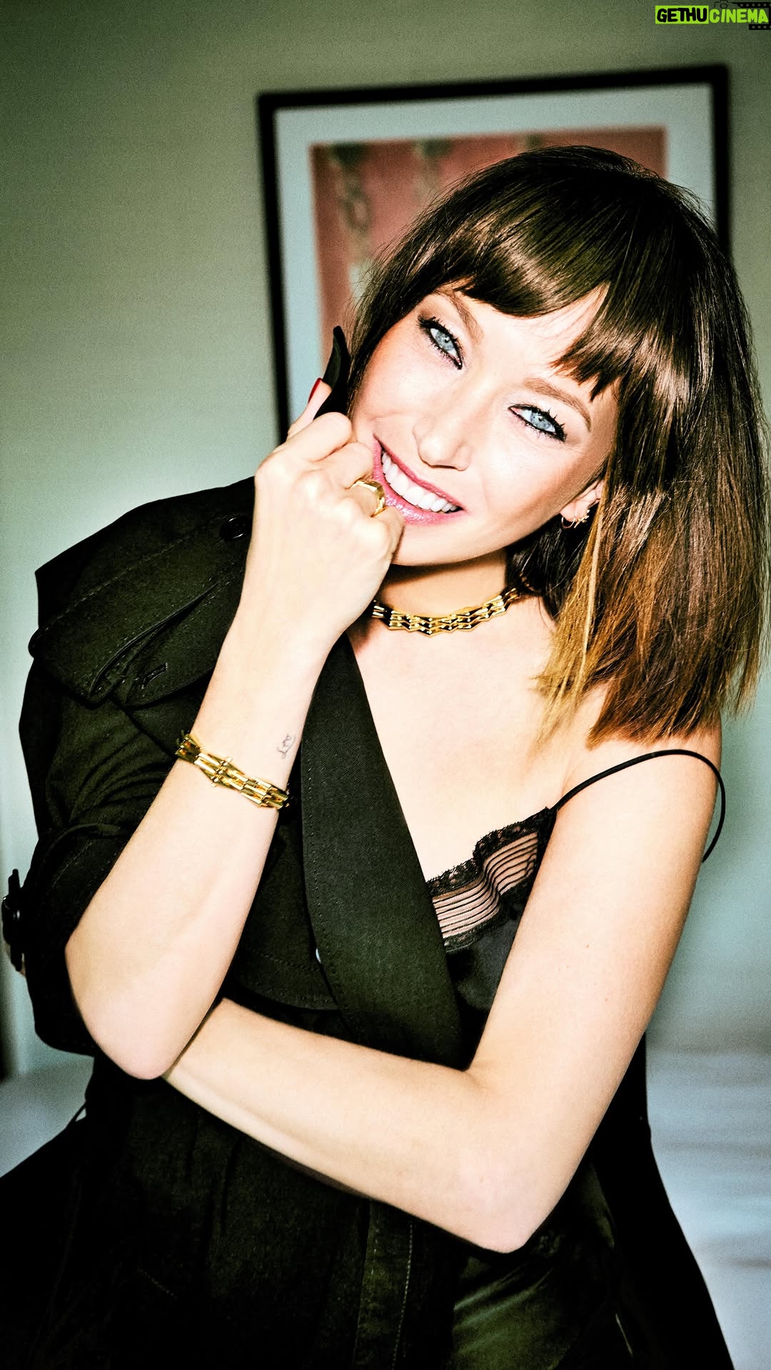 Laura Smet - 6.5K Likes - LAURA SMET FAIT LA COUVERTURE DE GALA
Petite, fan de mode et de top models, @laura_smet_ collectionnait les photos de défilés qu’elle rangeait méticuleusement dans des classeurs. Aujourd’hui elle réalise un rêve d’enfant : prendre la pose devant l’objectif de la célèbre photographe @ellenvonunwerth. 
—

Interview : @norasahli
Photos : @ellenvonunwerth 
Stylisme : @malikaslimani1
Make up : @lisalegrand_makeup 
Coiffure : @madamebrosse
Manucure : @gwenn_navarro
Manager Ellen Von Unwerth studio : @filipinee
1er assistant photo : @mozart_vonwelten 
2ème assistant photo : @valentinodji
Opérateur digital et post production : @therealovidiuoltean
Assistants styliste : @vaninalazard et @elliot_duk
Vidéo : @juliettefgt
Photos réalisées grâce à l’aimable collaboration du Bulgari Hôtel Paris @bvlgarihotelparis

#laurasmet #bulgari #ellenvonunwerth #shooting