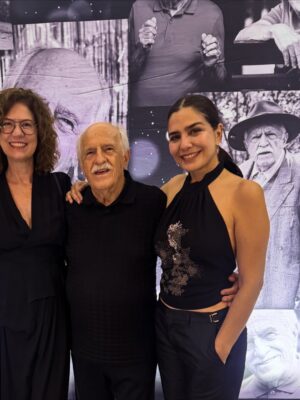 Letícia Sabatella Instagram - Ary! 93! E não dá pra descrever em poucas palavras o tamanho da OBRA PRIMA que é você! Que ARTISTA MAIÚSCULO, INCRÍVEL, GENIAL, GENEROSO, FANTÁSTICO! Um Mestre gentil , simples, ultra inteligente! Muito honrada de ser convidada pra sua festança de arromba, de ser da sua classe , da sua terra, do seu fã clube! Viva todo você , sua Arte, sua Alegria! ❤️🌎🧚🍀🌟☀️🎂🌺🐝