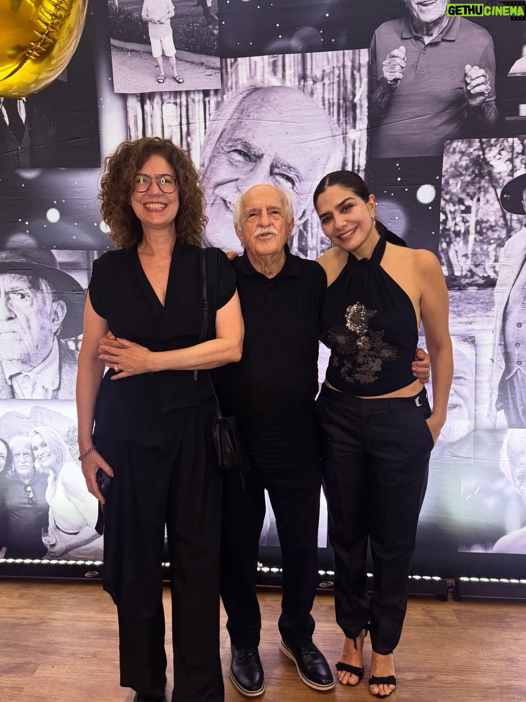 Letícia Sabatella - 18.4K Likes - Ary! 93! E não dá pra descrever em poucas palavras o tamanho da OBRA PRIMA que é você! Que ARTISTA MAIÚSCULO, INCRÍVEL, GENIAL, GENEROSO, FANTÁSTICO! Um Mestre gentil , simples, ultra inteligente! Muito honrada de ser convidada pra sua festança de arromba, de ser da sua classe , da sua terra, do seu fã clube! Viva todo você , sua Arte, sua Alegria! ❤️🌎🧚🍀🌟☀️🎂🌺🐝