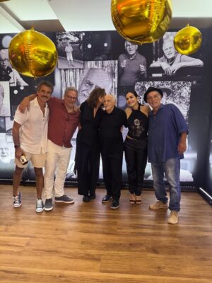 Letícia Sabatella Instagram - Ary! 93! E não dá pra descrever em poucas palavras o tamanho da OBRA PRIMA que é você! Que ARTISTA MAIÚSCULO, INCRÍVEL, GENIAL, GENEROSO, FANTÁSTICO! Um Mestre gentil , simples, ultra inteligente! Muito honrada de ser convidada pra sua festança de arromba, de ser da sua classe , da sua terra, do seu fã clube! Viva todo você , sua Arte, sua Alegria! ❤️🌎🧚🍀🌟☀️🎂🌺🐝