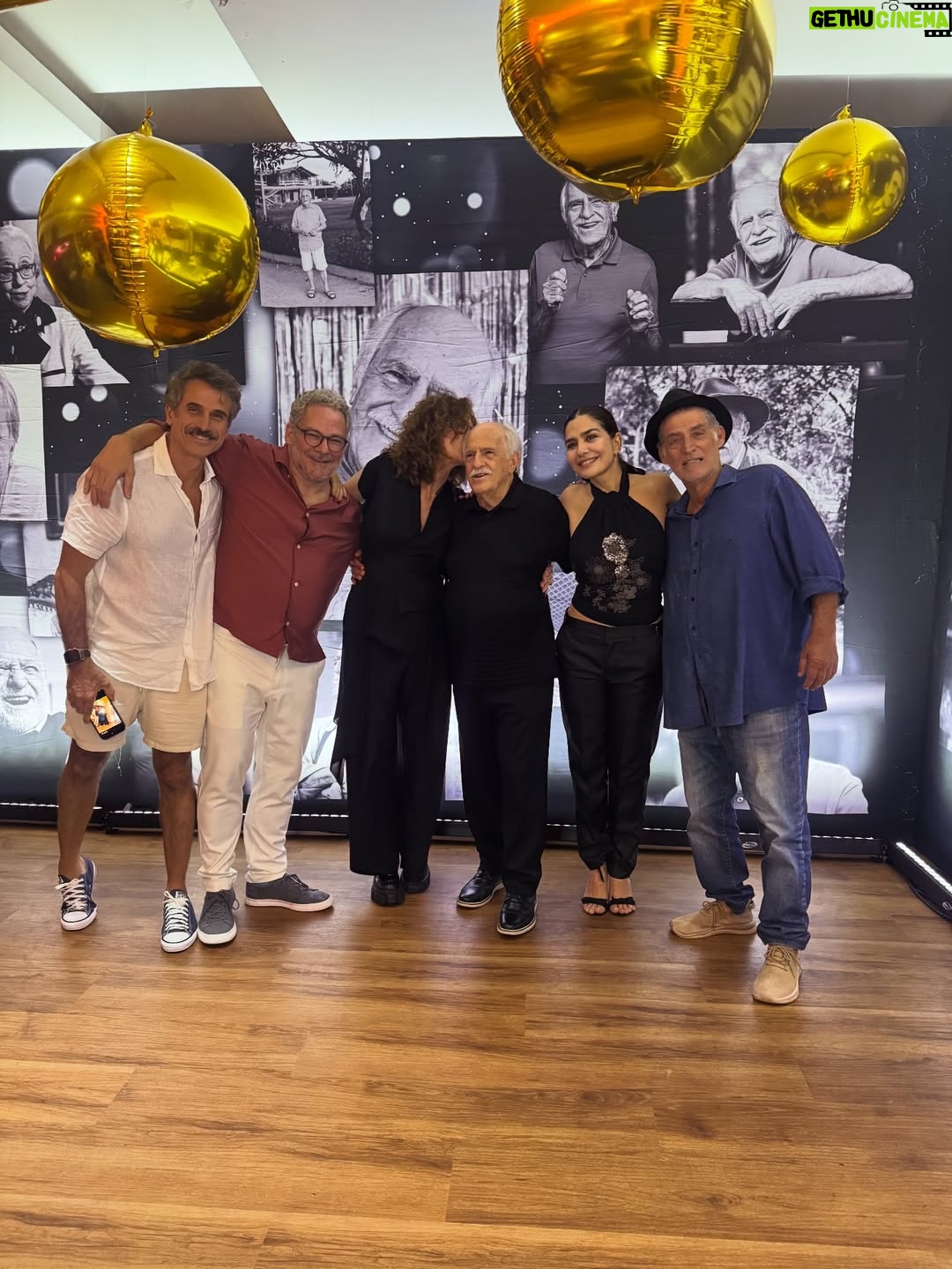 Letícia Sabatella - 18.4K Likes - Ary! 93! E não dá pra descrever em poucas palavras o tamanho da OBRA PRIMA que é você! Que ARTISTA MAIÚSCULO, INCRÍVEL, GENIAL, GENEROSO, FANTÁSTICO! Um Mestre gentil , simples, ultra inteligente! Muito honrada de ser convidada pra sua festança de arromba, de ser da sua classe , da sua terra, do seu fã clube! Viva todo você , sua Arte, sua Alegria! ❤️🌎🧚🍀🌟☀️🎂🌺🐝