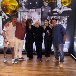 Letícia Sabatella Instagram - Ary! 93! E não dá pra descrever em poucas palavras o tamanho da OBRA PRIMA que é você! Que ARTISTA MAIÚSCULO, INCRÍVEL, GENIAL, GENEROSO, FANTÁSTICO! Um Mestre gentil , simples, ultra inteligente! Muito honrada de ser convidada pra sua festança de arromba, de ser da sua classe , da sua terra, do seu fã clube! Viva todo você , sua Arte, sua Alegria! ❤️🌎🧚🍀🌟☀️🎂🌺🐝