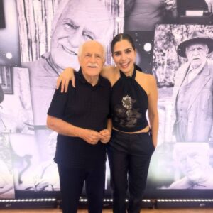 Letícia Sabatella Instagram - Ary! 93! E não dá pra descrever em poucas palavras o tamanho da OBRA PRIMA que é você! Que ARTISTA MAIÚSCULO, INCRÍVEL, GENIAL, GENEROSO, FANTÁSTICO! Um Mestre gentil , simples, ultra inteligente! Muito honrada de ser convidada pra sua festança de arromba, de ser da sua classe , da sua terra, do seu fã clube! Viva todo você , sua Arte, sua Alegria! ❤️🌎🧚🍀🌟☀️🎂🌺🐝