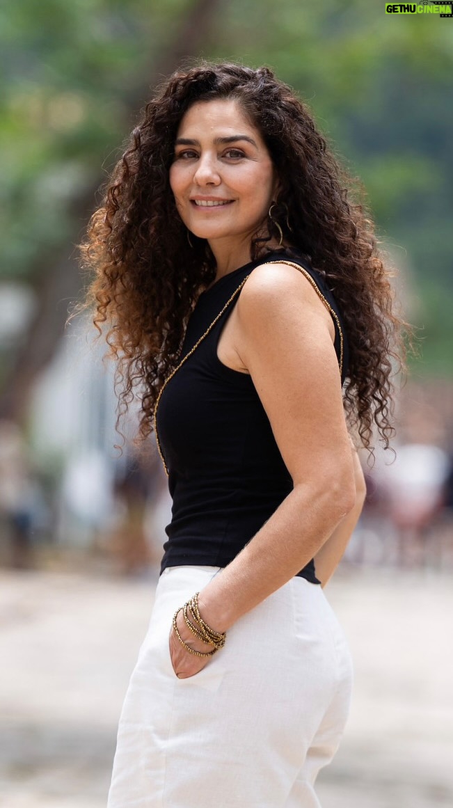 Letícia Sabatella - 1.2K Likes - Leticia Sabatella marcou presença na 29ª edição da Mostra de Cinema de Tiradentes para apresentar o longa #PequenasCriaturas, de Anne Pinheiro Guimarães, que foi exibido na praça. Na ocasião, conversamos com a atriz sobre o atual momento do cinema brasileiro, que citou o sucesso internacional de #OAgenteSecreto e elogiou nossa produção audiovisual. Confira! #leticiasabatella #mostratiradentes #cinevitor