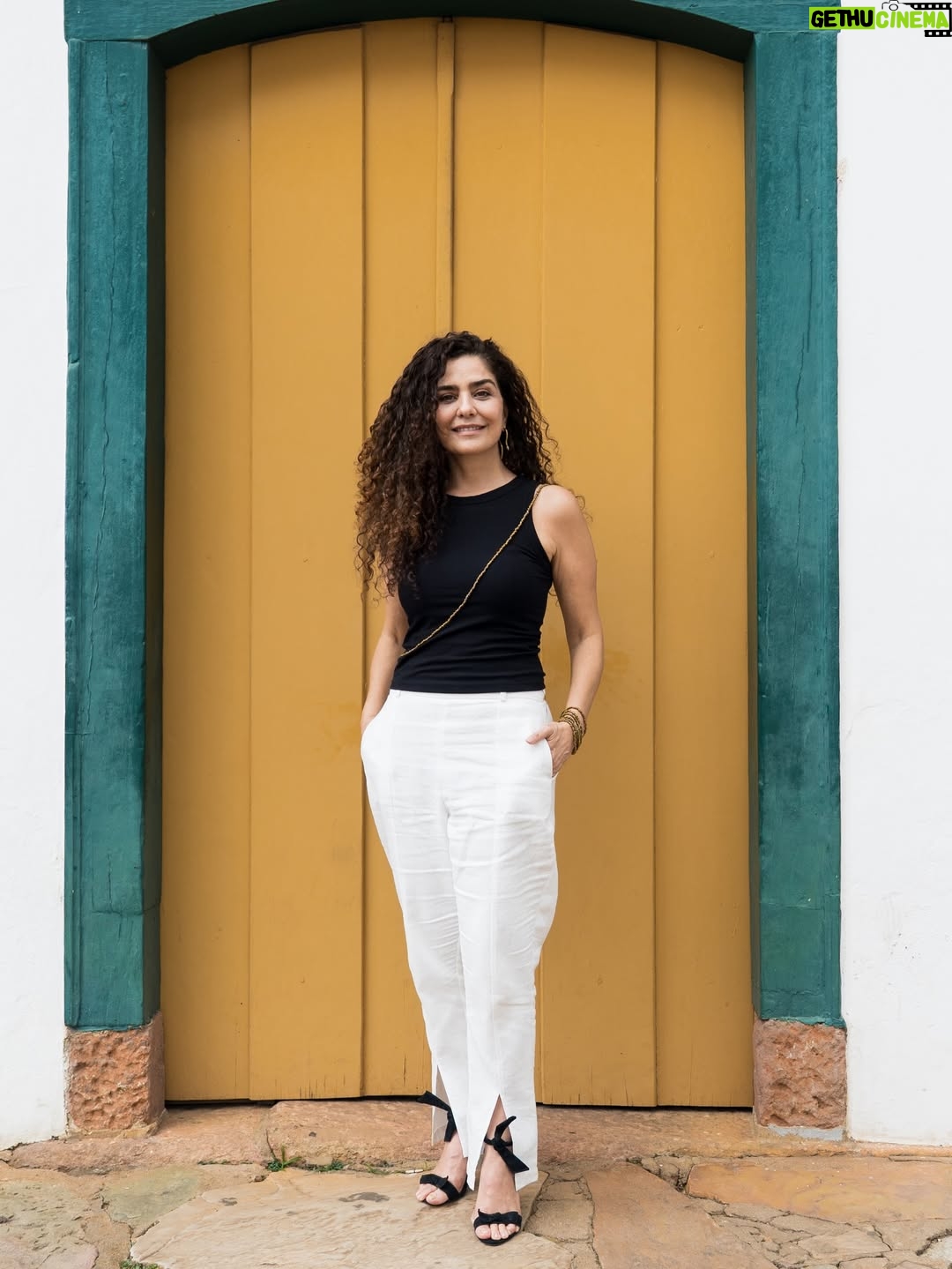 Letícia Sabatella - 36.1K Likes - Um lugar de CINEMA! Tudo é esse Trem que não para nunca de ser bonito! Fotos da mais linda de todas: @flavia_canavarro ! Com essa gente bonita que esteve comigo por ali!  @universoproducao @pedromacguimar @vaniacatani  @mairasaribeiro larissaanjos Fabrício, Tomás, @raquel_hallak , Vívian , @lorenzomelloficial @theomedon , Junio!
