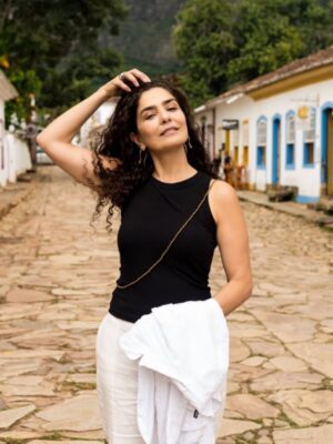 Letícia Sabatella Instagram - Um lugar de CINEMA! Tudo é esse Trem que não para nunca de ser bonito! Fotos da mais linda de todas: @flavia_canavarro ! Com essa gente bonita que esteve comigo por ali! @universoproducao @pedromacguimar @vaniacatani @mairasaribeiro larissaanjos Fabrício, Tomás, @raquel_hallak , Vívian , @lorenzomelloficial @theomedon , Junio!