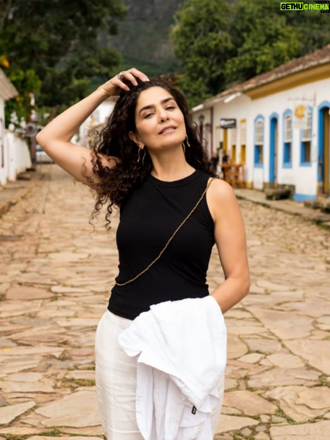 Letícia Sabatella - 36.1K Likes - Um lugar de CINEMA! Tudo é esse Trem que não para nunca de ser bonito! Fotos da mais linda de todas: @flavia_canavarro ! Com essa gente bonita que esteve comigo por ali!  @universoproducao @pedromacguimar @vaniacatani  @mairasaribeiro larissaanjos Fabrício, Tomás, @raquel_hallak , Vívian , @lorenzomelloficial @theomedon , Junio!