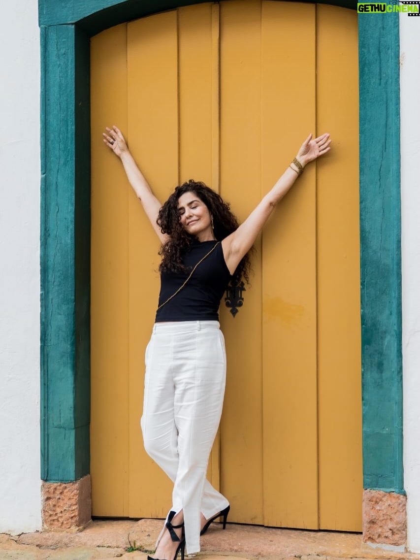 Letícia Sabatella - 36.1K Likes - Um lugar de CINEMA! Tudo é esse Trem que não para nunca de ser bonito! Fotos da mais linda de todas: @flavia_canavarro ! Com essa gente bonita que esteve comigo por ali!  @universoproducao @pedromacguimar @vaniacatani  @mairasaribeiro larissaanjos Fabrício, Tomás, @raquel_hallak , Vívian , @lorenzomelloficial @theomedon , Junio!