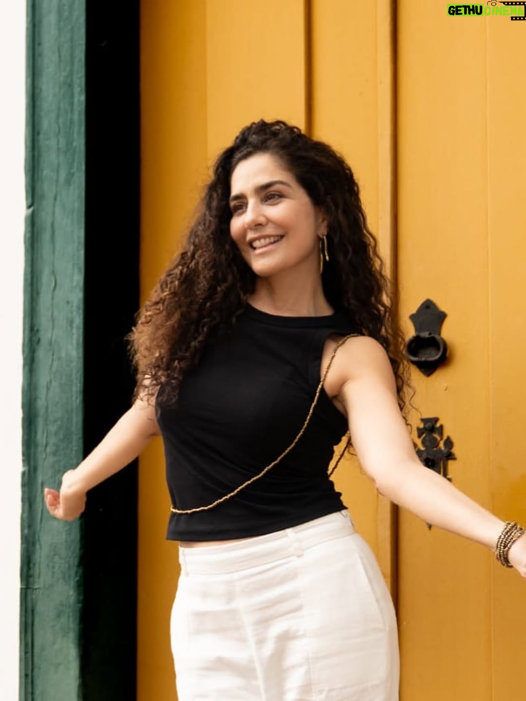 Letícia Sabatella - 36.1K Likes - Um lugar de CINEMA! Tudo é esse Trem que não para nunca de ser bonito! Fotos da mais linda de todas: @flavia_canavarro ! Com essa gente bonita que esteve comigo por ali!  @universoproducao @pedromacguimar @vaniacatani  @mairasaribeiro larissaanjos Fabrício, Tomás, @raquel_hallak , Vívian , @lorenzomelloficial @theomedon , Junio!