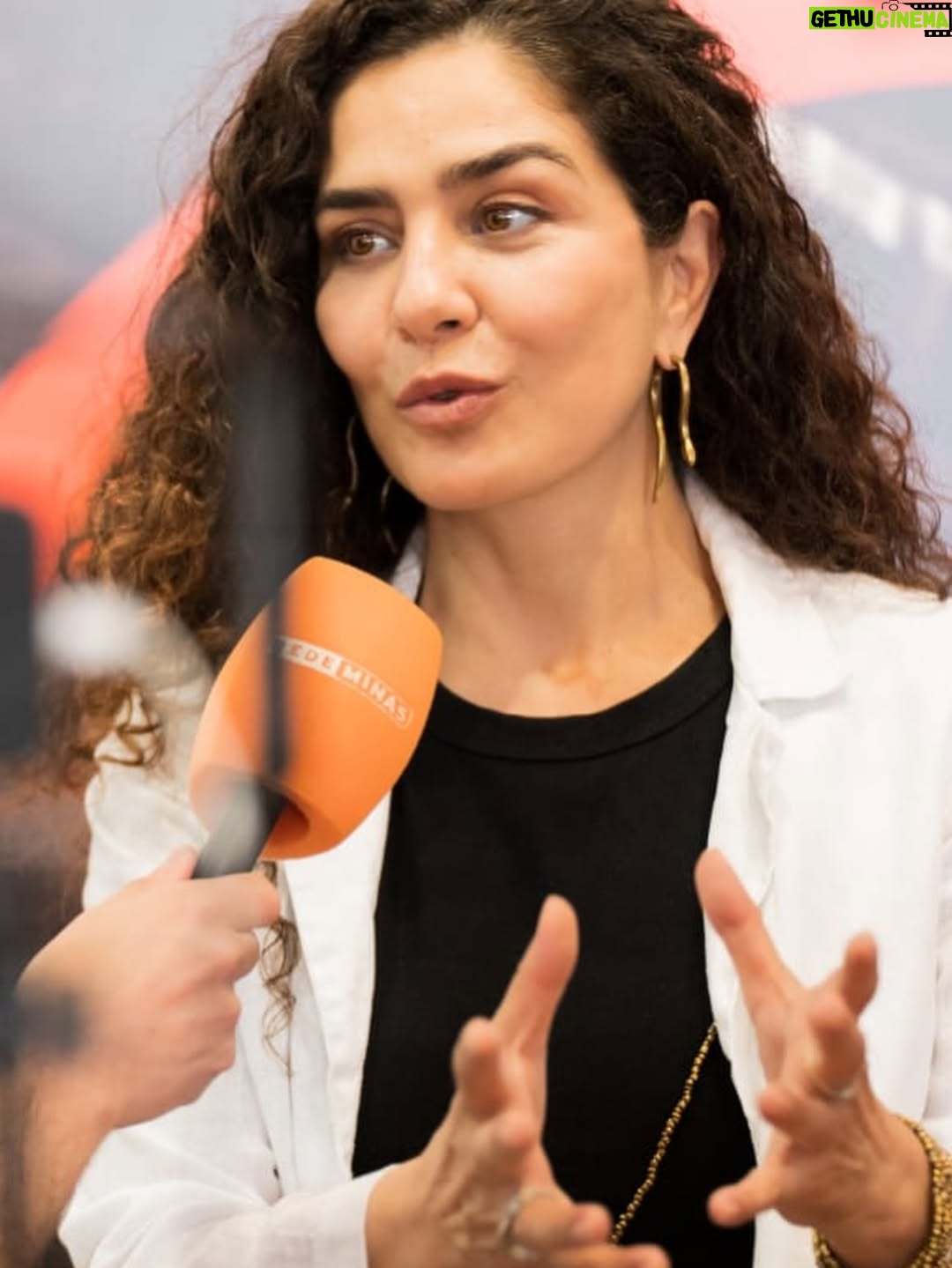 Letícia Sabatella - 36.1K Likes - Um lugar de CINEMA! Tudo é esse Trem que não para nunca de ser bonito! Fotos da mais linda de todas: @flavia_canavarro ! Com essa gente bonita que esteve comigo por ali!  @universoproducao @pedromacguimar @vaniacatani  @mairasaribeiro larissaanjos Fabrício, Tomás, @raquel_hallak , Vívian , @lorenzomelloficial @theomedon , Junio!
