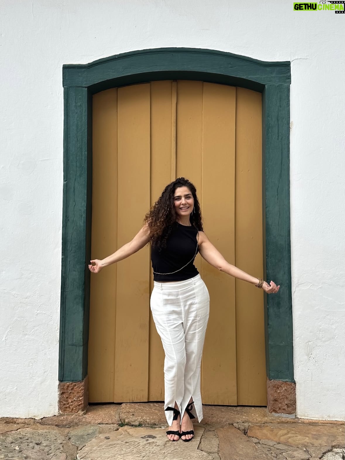 Letícia Sabatella - 36.1K Likes - Um lugar de CINEMA! Tudo é esse Trem que não para nunca de ser bonito! Fotos da mais linda de todas: @flavia_canavarro ! Com essa gente bonita que esteve comigo por ali!  @universoproducao @pedromacguimar @vaniacatani  @mairasaribeiro larissaanjos Fabrício, Tomás, @raquel_hallak , Vívian , @lorenzomelloficial @theomedon , Junio!
