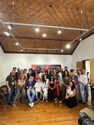 Letícia Sabatella Instagram - Um lugar de CINEMA! Tudo é esse Trem que não para nunca de ser bonito! Fotos da mais linda de todas: @flavia_canavarro ! Com essa gente bonita que esteve comigo por ali! @universoproducao @pedromacguimar @vaniacatani @mairasaribeiro larissaanjos Fabrício, Tomás, @raquel_hallak , Vívian , @lorenzomelloficial @theomedon , Junio!
