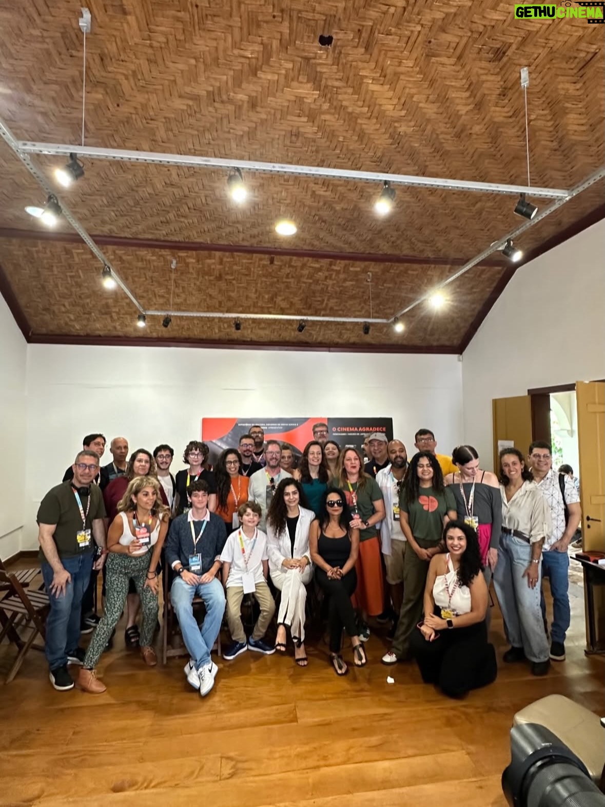 Letícia Sabatella - 36.1K Likes - Um lugar de CINEMA! Tudo é esse Trem que não para nunca de ser bonito! Fotos da mais linda de todas: @flavia_canavarro ! Com essa gente bonita que esteve comigo por ali!  @universoproducao @pedromacguimar @vaniacatani  @mairasaribeiro larissaanjos Fabrício, Tomás, @raquel_hallak , Vívian , @lorenzomelloficial @theomedon , Junio!