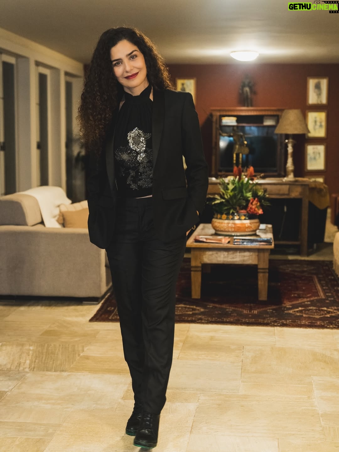 Letícia Sabatella - 36.1K Likes - Um lugar de CINEMA! Tudo é esse Trem que não para nunca de ser bonito! Fotos da mais linda de todas: @flavia_canavarro ! Com essa gente bonita que esteve comigo por ali!  @universoproducao @pedromacguimar @vaniacatani  @mairasaribeiro larissaanjos Fabrício, Tomás, @raquel_hallak , Vívian , @lorenzomelloficial @theomedon , Junio!