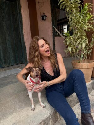 Leticia Spiller Instagram - Completamente apaixonada por minha parceira de cena! 🥰❤️🤩 #rabıta #sofrencia #coraçãoacelerado 
@adestramento_comandoemacao

Registros da minha filhota querida @isadoracruz 🩵