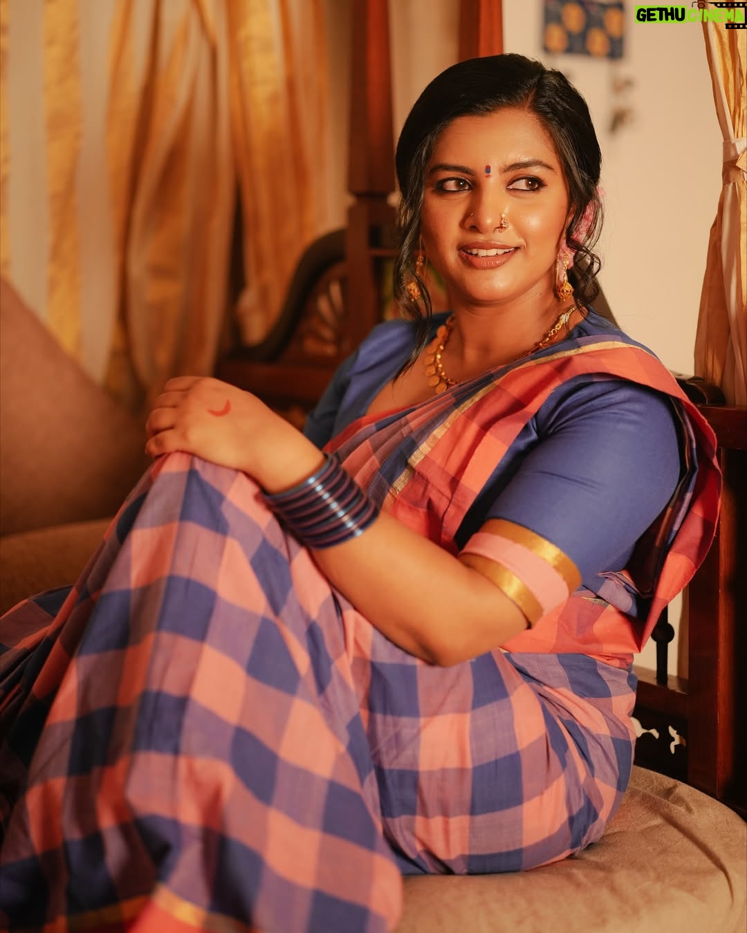 Lijomol Jose - 3 Likes - 🌸

Photography : @kunjippaaru

Styling : @caffeinated_stylist

Saree : @neyth_kaari

Jewellery (earrings & neckpiece) : @neyth_kaari 

MUA : @alagne_signature

Hair : @hairstylemanthra

Special Thanks @meenaxii and @nimmivadakkedath