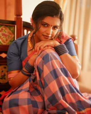 Lijomol Jose Instagram - 🌸

Photography : @kunjippaaru

Styling : @caffeinated_stylist

Saree : @neyth_kaari

Jewellery (earrings & neckpiece) : @neyth_kaari 

MUA : @alagne_signature

Hair : @hairstylemanthra

Special Thanks @meenaxii and @nimmivadakkedath