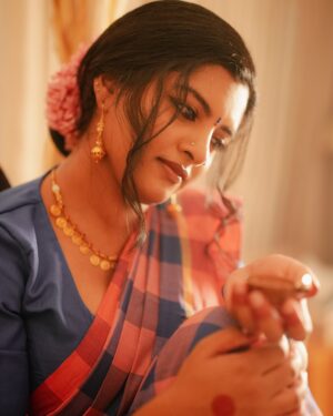 Lijomol Jose Instagram - 🌸

Photography : @kunjippaaru

Styling : @caffeinated_stylist

Saree : @neyth_kaari

Jewellery (earrings & neckpiece) : @neyth_kaari 

MUA : @alagne_signature

Hair : @hairstylemanthra

Special Thanks @meenaxii and @nimmivadakkedath