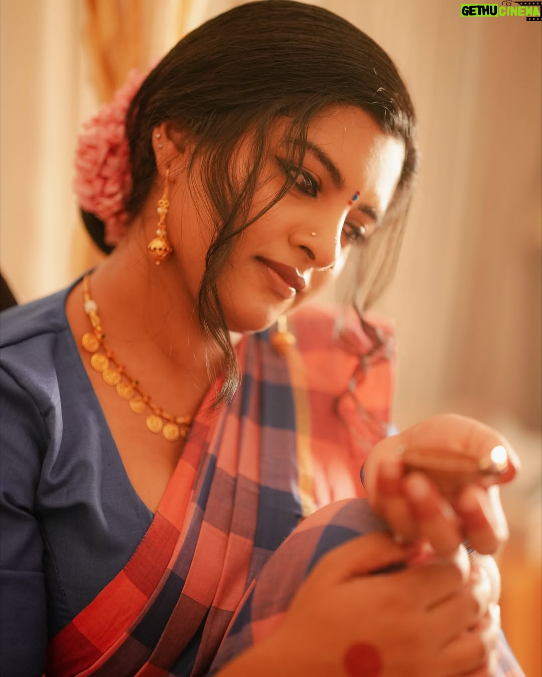 Lijomol Jose - 3 Likes - 🌸

Photography : @kunjippaaru

Styling : @caffeinated_stylist

Saree : @neyth_kaari

Jewellery (earrings & neckpiece) : @neyth_kaari 

MUA : @alagne_signature

Hair : @hairstylemanthra

Special Thanks @meenaxii and @nimmivadakkedath