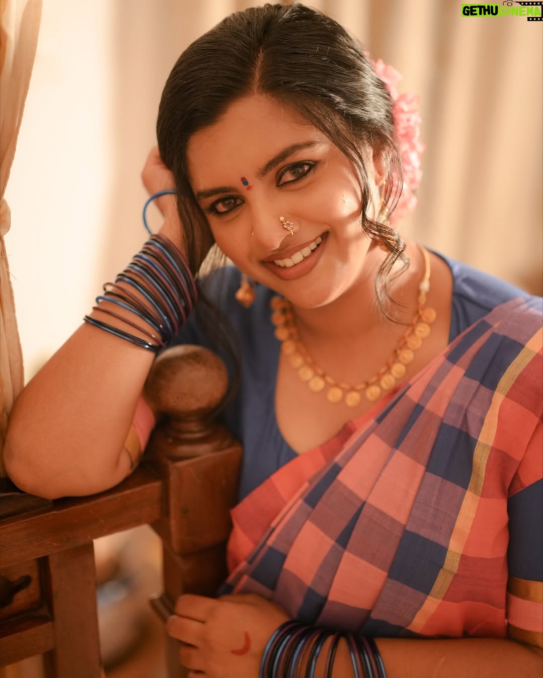 Lijomol Jose - 3 Likes - 🌸

Photography : @kunjippaaru

Styling : @caffeinated_stylist

Saree : @neyth_kaari

Jewellery (earrings & neckpiece) : @neyth_kaari 

MUA : @alagne_signature

Hair : @hairstylemanthra

Special Thanks @meenaxii and @nimmivadakkedath