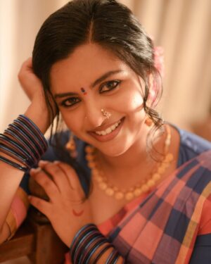 Lijomol Jose Instagram - 🌸

Photography : @kunjippaaru

Styling : @caffeinated_stylist

Saree : @neyth_kaari

Jewellery (earrings & neckpiece) : @neyth_kaari 

MUA : @alagne_signature

Hair : @hairstylemanthra

Special Thanks @meenaxii and @nimmivadakkedath