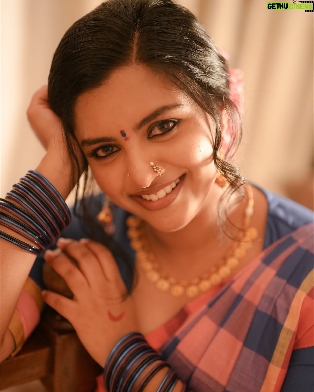 Lijomol Jose - 3 Likes - 🌸

Photography : @kunjippaaru

Styling : @caffeinated_stylist

Saree : @neyth_kaari

Jewellery (earrings & neckpiece) : @neyth_kaari 

MUA : @alagne_signature

Hair : @hairstylemanthra

Special Thanks @meenaxii and @nimmivadakkedath