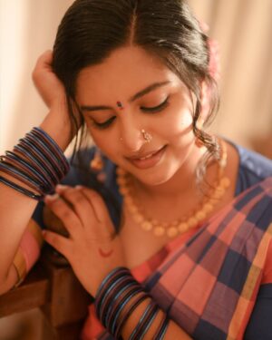 Lijomol Jose Instagram - 🌸

Photography : @kunjippaaru

Styling : @caffeinated_stylist

Saree : @neyth_kaari

Jewellery (earrings & neckpiece) : @neyth_kaari 

MUA : @alagne_signature

Hair : @hairstylemanthra

Special Thanks @meenaxii and @nimmivadakkedath