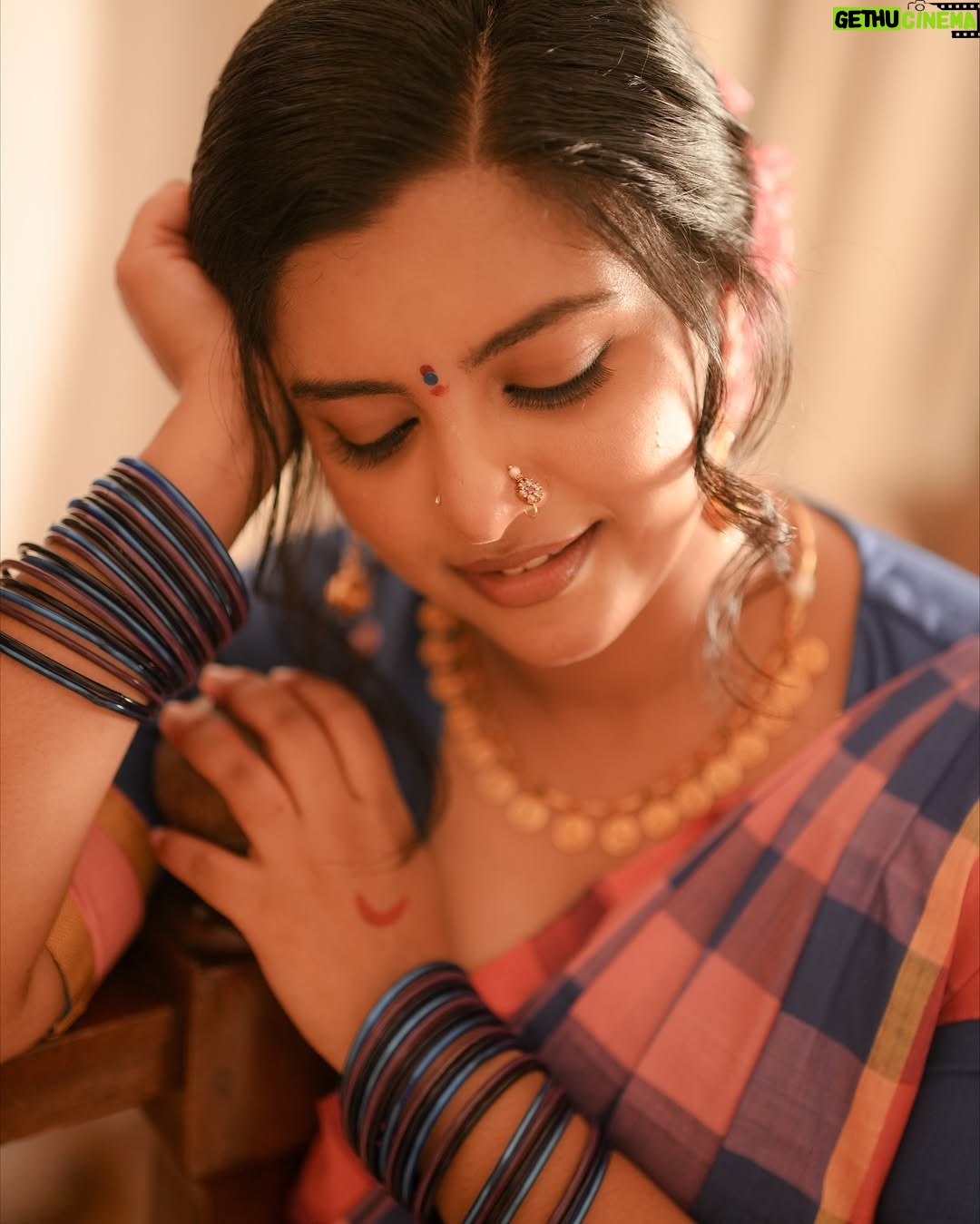 Lijomol Jose - 3 Likes - 🌸

Photography : @kunjippaaru

Styling : @caffeinated_stylist

Saree : @neyth_kaari

Jewellery (earrings & neckpiece) : @neyth_kaari 

MUA : @alagne_signature

Hair : @hairstylemanthra

Special Thanks @meenaxii and @nimmivadakkedath