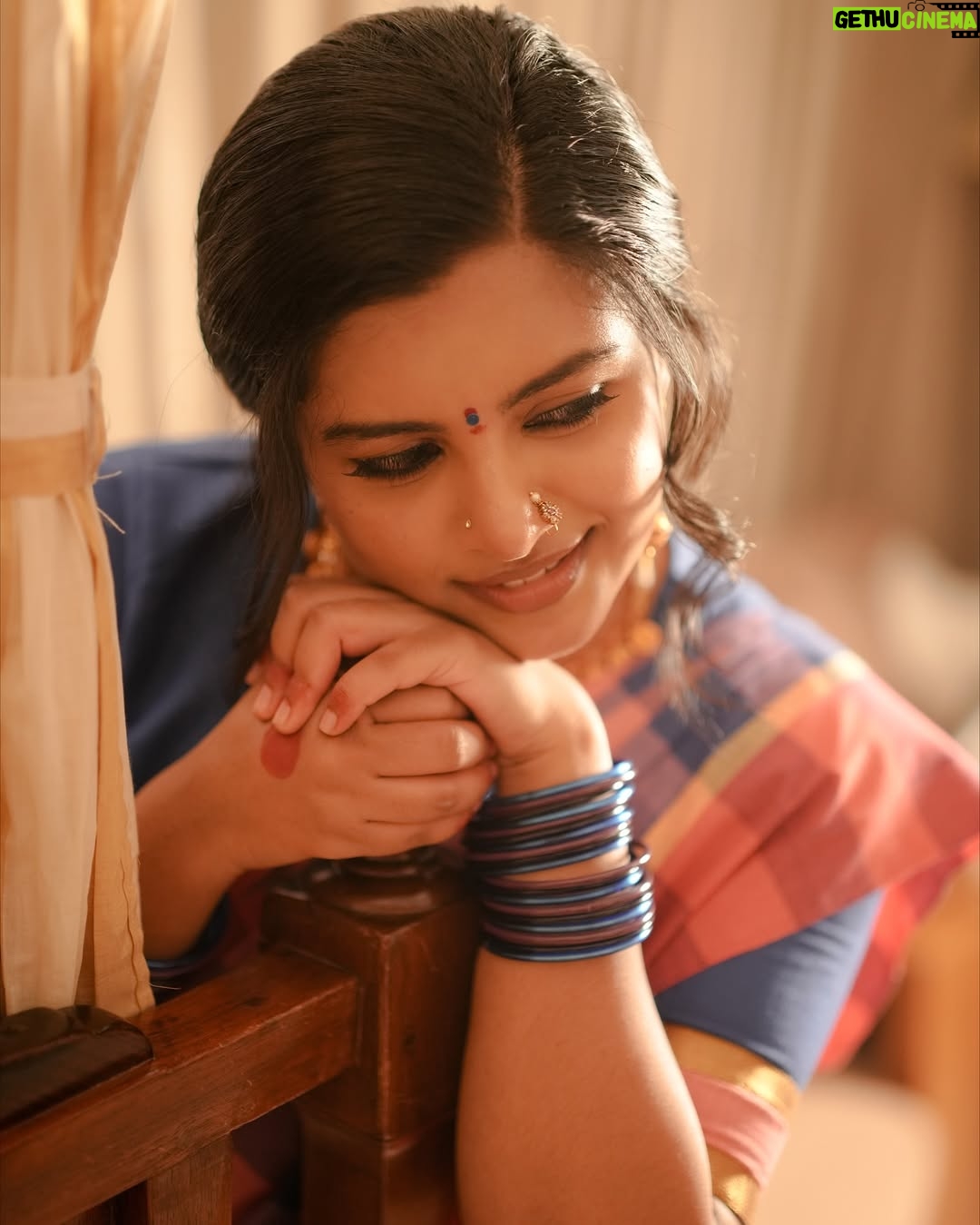 Lijomol Jose - 3 Likes - 🌸

Photography : @kunjippaaru

Styling : @caffeinated_stylist

Saree : @neyth_kaari

Jewellery (earrings & neckpiece) : @neyth_kaari 

MUA : @alagne_signature

Hair : @hairstylemanthra

Special Thanks @meenaxii and @nimmivadakkedath