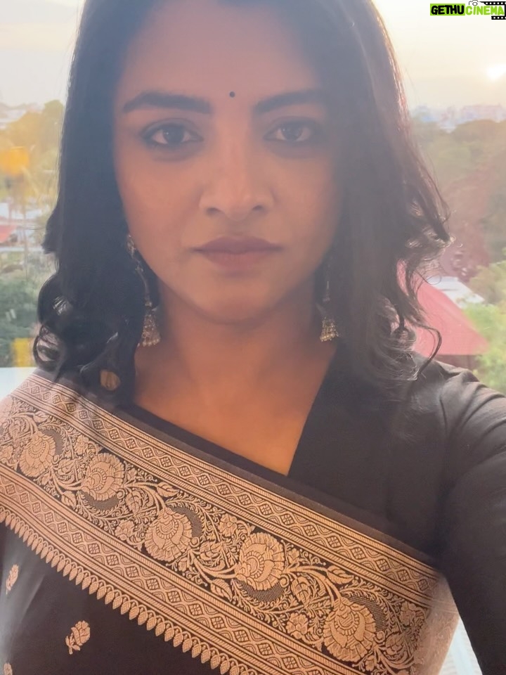 Lijomol Jose - 18.3K Likes - For a day that meant so much 💛✨
Thank you to this wonderful team for making me feel my best 🌸
Styling: @caffeinated_stylist 
Makeup & Hair: @makeuptales_by_sreelakshmy 
Saree: @manalikasilks 
Draping: @saree_draping_by_vyga
Earrings: @keka.lifestyle