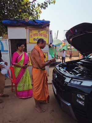 Lipi Mohapatra Instagram - Gaadi badal jate hain, par safar rukta nahi..... ❤️🧿❤️
.
.
#lipi #instagram #newmember #newcar #prathamastami #cuttackchandi #explorepage ##explore #family #vibes