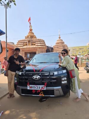 Lipi Mohapatra Instagram - Gaadi badal jate hain, par safar rukta nahi..... ❤️🧿❤️
.
.
#lipi #instagram #newmember #newcar #prathamastami #cuttackchandi #explorepage ##explore #family #vibes